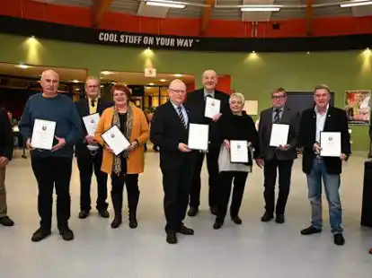 B&uuml;rgermeister Ralf Wessel (rechts) und Ratsvorsitzender G&uuml;nter Westermann (von links) gratulierten den neuen Ehrenratsfrauen und -herren: Michael Sorg, Hans-J&uuml;rgen Hespe, Marion Daniel, Gerd Brand, Heinz-Peter H&auml;ger, Erika Schr&ouml;ter, G&uuml;nther Runge und Werner Brakmann.