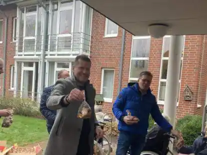 B&uuml;rgermeister Michael Fischer (Mitte) verteilte mit seinen drei ehrenamtlichen Stellvertretern Johannes Kalvelage (von links), Tobias B&uuml;ssing und Peter Kleene sowie dem Ratsvorsitzenden Dirk Vaske (nicht auf dem Bild) 170 T&uuml;ten mit Leckereien der B&auml;ckerei Niem&ouml;ller beim Emsteker Seniorenzentrum