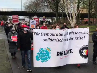 Gegendemo: 200 Demonstranten protestieren f&uuml;r mehr Respekt in der Gesellschaft.