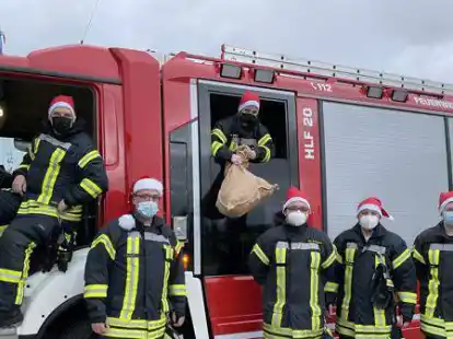 Ausr&uuml;cken zum Weihnachtsmann-Einsatz: Die Feuerwehr Sande war mit vier Fahrzeugen in spezieller Mission unterwegs.