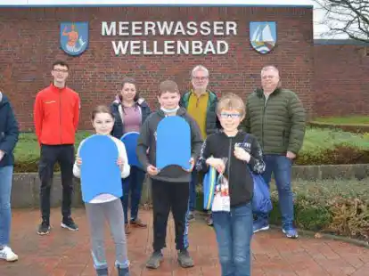 Mia, Jonka und Leon (von links) haben ihr Seepferdchen-Abzeichen geschafft. Dar&uuml;ber freuen sich auch Ann-Kathrin Wehmeyer (von links), Luca Esch, Johanna Donker, Reinhold Harms und Olaf Jan&szlig;en.
