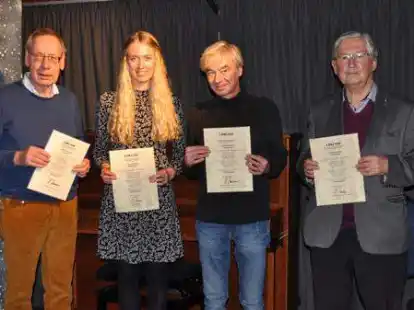 Die Preistr&auml;ger des Lesebuchs f&uuml;r die Landkreise Wesermarsch und Oldenburg (von links): J&uuml;rgen Quadfasel (Schortens), Finja Wilkens (Ganderkesee), Ulli Bernstorf (Oldenburg) und Alfred Nehring (Oldenburg)