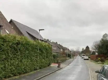 Auf der s&uuml;dlichen Seite der Juiststra&szlig;e (links) sollen sechs Wohnungen erlaubt werden, an der n&ouml;rdlichen (rechts) dagegen zwei. Das kritisiert die B&uuml;rgerinitiative &bdquo;Inselviertel&ldquo;