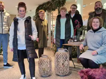 Preisverleihung beim Modehaus Thien in Friesoythe (von links): Torben Freese, Nicole Renschen, Annette Olberding, Anneliese Mienert, Frank Hanneken, Tom L&ouml;ffelmann und Elisabeth Benning.