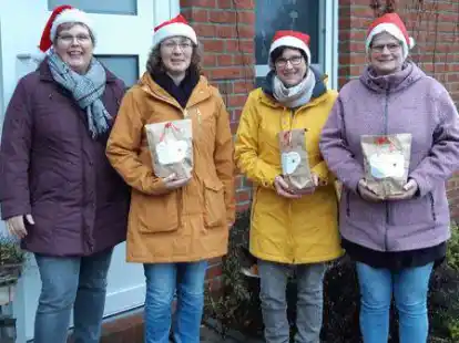 &Uuml;berraschung f&uuml;r die Kinder: Dringenburger Frauen brachten jetzt Weihnachtst&uuml;ten vorbei &ndash; als kleine Entsch&auml;digung f&uuml;r die abgesagte Weihnachtsfeier des Heimatvereins.