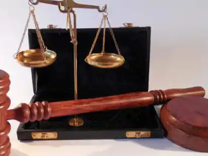 Soweit soll es nicht kommen (Symbolbild): In einem Schiedsverfahren soll eine Verhandlung vor Gericht durch eine Schlichtung vermieden werden.