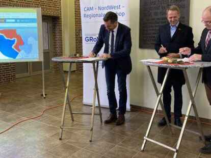 (Von links): Niedersachsens Minister f&uuml;r Umwelt und Klimaschutz Olaf Lies, Prof. Dr. Hans Matthias Sch&ouml;niger vom LWI und Dietmar Smyrek von der TU Braunschweig unterschreiben die Finanzvereinbarung f&uuml;r das Pilotprojekt.