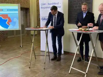 (Von links): Niedersachsens Minister f&uuml;r Umwelt und Klimaschutz Olaf Lies, Prof. Dr. Hans Matthias Sch&ouml;niger vom LWI und Dietmar Smyrek von der TU Braunschweig unterschreiben die Finanzvereinbarung f&uuml;r das Pilotprojekt.