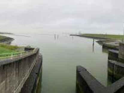 Das Regelbauwerk Maadesiel, Blick zum Meer. Bild: Sarom Siebenhaar