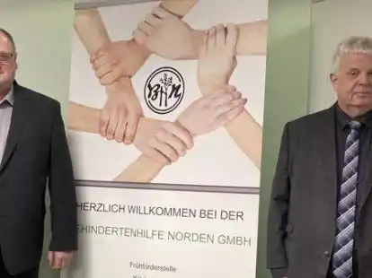Wechsel an der Spitze nach 25 Jahren: Klaus Heeren (rechts) &uuml;bergibt die Leitung der Behindertenhilfe Norden an seinen Nachfolger G&uuml;nther Gerdes.