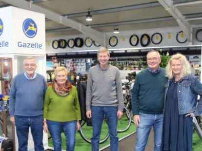 Ganz entspannt &uuml;bergeben Seniorchef Johann Wessels und seine Frau Hanne (l.) und Gesch&auml;ftsf&uuml;hrer Jochen Wessels und seine Frau Andrea die Fahrradabteilung ihres Unternehmens an den neuen Inhaber Ralf Jungmann (Mitte).