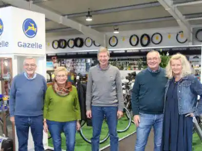 Ganz entspannt &uuml;bergeben Seniorchef Johann Wessels und seine Frau Hanne (l.) und Gesch&auml;ftsf&uuml;hrer Jochen Wessels und seine Frau Andrea die Fahrradabteilung ihres Unternehmens an den neuen Inhaber Ralf Jungmann (Mitte).