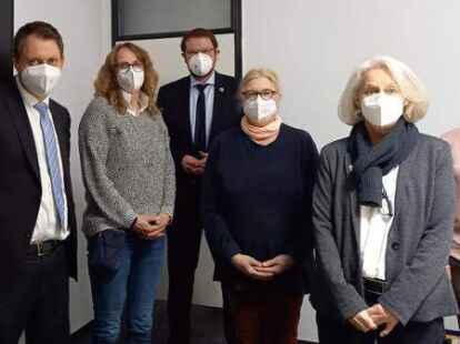 Die Spendenempf&auml;nger und der Stiftungsvorstand Oberb&uuml;rgermeister Tim Kruithoff (von links nach rechts): Christian Habl, Siegrid Harms,  Kruithoff, Heike Schaffland,  Gudrun Stomberg und Elfriede Wilts. Bild: