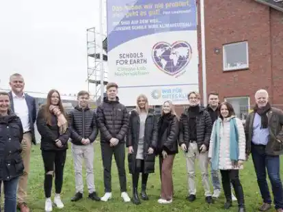 Stellen das Projekt vor: Vertreter der Schule, des Landkreises sowie die Sch&uuml;lerinnen und Sch&uuml;ler des Beruflichen Gymnasiums.