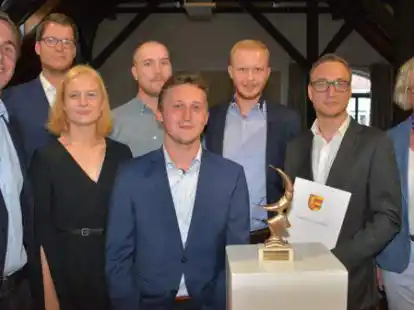 &bdquo;Andys Jugendkulturverein&ldquo; mit (von links) Kilian Schneider, Thorsten Brockhoff, Hedwig Warnek, Finn Howell, Wladimir M&uuml;ller, Tim Reiners und Philipp Grzybowski erhielt 2018 den Kunst- und Kulturpreis &bdquo;Goldene Krabbe&ldquo;. Rechts im Bild die damalige Butjadinger B&uuml;rgermeisterin Ina Korter.