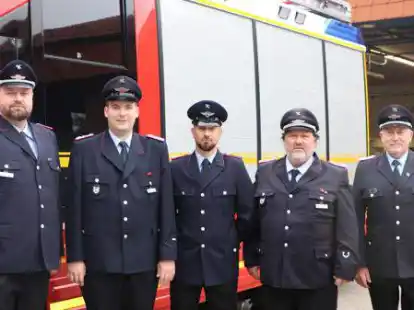 Die Freiwillige Feuerwehr Gro&szlig;enkneten hat das 70. Mitglied in den aktiven Dienst aufgenommen. (von links) Kevin Engler (stellvertretender Gemeindebrandmeister) Tino Oltmann (stellvertretender Ortsbrandmeister) Viktor Gulbinas (70. aktives Mitglied) Ralf Teutenberg (Ortsbrandmeister) und Thorsten Schnitger (Gemeindebrandmeister).