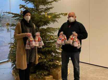 Fertig gepackt: Stefan Last, Vorsitzender des Aktivkreis Edewecht (rechts), &uuml;bergab einen Teil der T&uuml;ten der ausgefallenen Nikolausaktion an Inga Koch vom Familienb&uuml;ro der Gemeinde Edewecht f&uuml;r die Familien der Wunschbaumaktion.