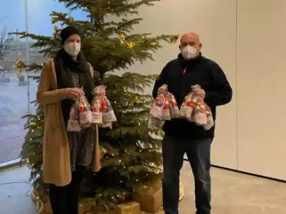 Fertig gepackt: Stefan Last, Vorsitzender des Aktivkreis Edewecht (rechts), &uuml;bergab einen Teil der T&uuml;ten der ausgefallenen Nikolausaktion an Inga Koch vom Familienb&uuml;ro der Gemeinde Edewecht f&uuml;r die Familien der Wunschbaumaktion.