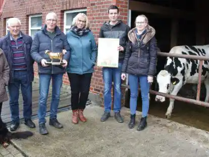 Ein Hof, drei Generationen: Heiko und Ursel Schilling, Marlis und Hans-Gerd Schilling mit ihren Kindern Janko und Tomke &ndash; sie alle freuen sich &uuml;ber die &bdquo;Goldene Olga