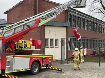 Die Feuerwehr Harpstedt &uuml;berlegte sich etwas Besonderes f&uuml;r die &Uuml;bung: Sie rettete den Weihnachtsmann aus der Grundschule.