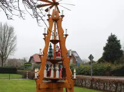 Die Wiefelsteder Weihnachtspyramide: Sie dreht sich wie jedes Jahr vor dem Hof Kleiberg.