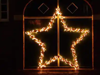 Weihnachtliches am Heinrich-Kunst-Haus:  Ein gro&szlig;er Stern schm&uuml;ckt den Eingang zur Diele.