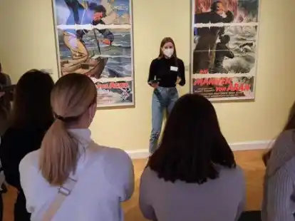 Von Sch&uuml;lern f&uuml;r Sch&uuml;ler: Durch die historischen Filmplakate im Schloss f&uuml;hrten auch Sch&uuml;lerinnen der IGS Fl&ouml;tenteich.