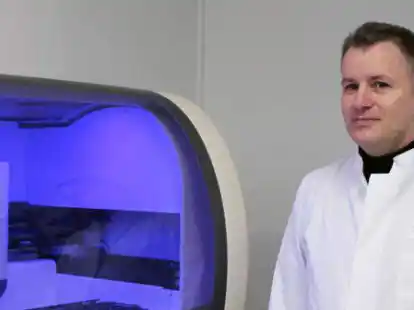 Prof. Dr. med. Marc-Phillip Hitz ist Facharzt f&uuml;r Kinder-und Jugendmedizin und Facharzt f&uuml;r Humangenetik. Er leitet jetzt das Universit&auml;tsinstitut f&uuml;r Medizinische Genetik am Klinikum.