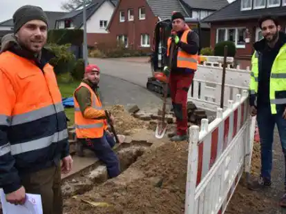 Schnelle Telekommunikation: Bauleiter Hector Sanchez (rechts) organisiert den Einsatz der sechs Kolonnen, die derzeit Glasfaserkabel in Garrel verlegen.
