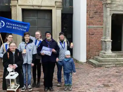 Sie verteilen das  Friedenslicht (von links): Kea John, Renate Thiele, Joel Winter-Rivera, Aileen Siegel, Fredo Eilts, Monika Eilts-Jan&szlig;en.