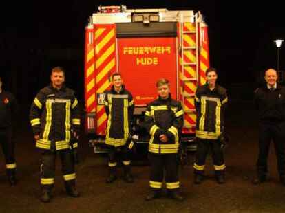 Reinke Peters (Gemeindejugendfeuerwehrwart) und  Jens Neemann (Jugendfeuerwehrwart) mit den drei neuen Kameraden im aktiven Dienst, Janne Meyer (v.l.), Jano Parchert und Tom Jan&szlig;en, und  Gemeindebrandmeister J&ouml;rg Schmidt.