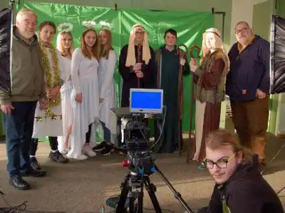 Die Jugendlichen studieren das Krippenspiel der Kirchengemeinde Schwei f&uuml;r Youtube ein. Die Leitung hat der Roddenser Kunstp&auml;dagoge Thorsten Kollmann (rechts), links im Bild Pfarrer Bernd Eichert.