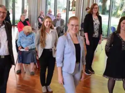 Die vier Geschichtsstudentinnen der Uni Vechta (von rechts) Gina Kujawa, Laura Menke, Nadine R&uuml;diger und Mandy Brandt - hier mit ihrem Mentor Prof. Dr. Michael Hirschfeld (links) im September 2020 in der Katholischen Akademie Stapelfeld - werden mit dem Nachwuchspreis der Landesbeauftragten f&uuml;r Vertriebene ausgezeichnet.