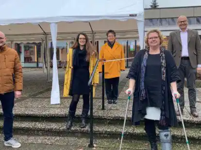 Die Pastoren und Pastorinnen Johann-Philipp Nicolaus (von links), Julia Klein, Irene Schlawin, Uta Brahms und Hannes Koch haben die Planung f&uuml;r Heiligabend und die Weihnachtstage vorgestellt. In Stenum wurden bereits Zelte f&uuml;r Gottesdienste im Freien aufgebaut.