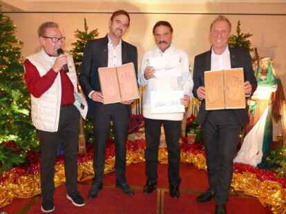 Wolfgang Malzahn (links) und Gerd Thellmann (2.v.r.) von &bdquo;Hands of Fame&ldquo; nehmen die Handabdr&uuml;cke von Hansi und Robert Feller entgegen. Bild: J&uuml;rgens