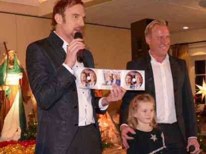 &bdquo;Botschafter Ostfrieslands&ldquo;: Hansi und Robert Feller (rechts) bei ihrem Auftritt in Middels mit der kleinen Emily.