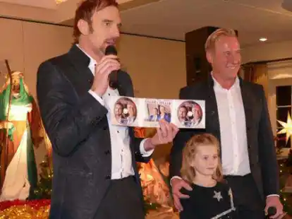 &bdquo;Botschafter Ostfrieslands&ldquo;: Hansi und Robert Feller (rechts) bei ihrem Auftritt in Middels mit der kleinen Emily.