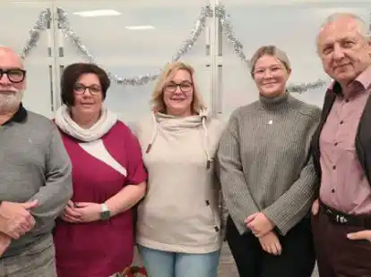 Das Impf-Team (von links) um Gert von Heugel, Nina  Sommer, Sarah Holm, Julie Wessels und Dr. Robert Ceskel hat am Samstag in Tossens 230 Menschen gegen das Coronavirus geimpft. Auf dem Foto fehlt Susanne K&uuml;pker.