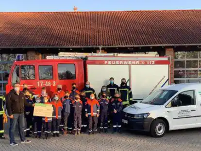 1000 Euro f&uuml;r die Wardenburger und die Sandkruger Jugendfeuerwehr: Die Firma Landmaschinen Schr&ouml;der hat das Geld zur Verf&uuml;gung gestellt.