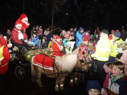 Mit der Kutsche in Cleverns: Viele Kinder begr&uuml;&szlig;ten den Weihnachtsmann.
