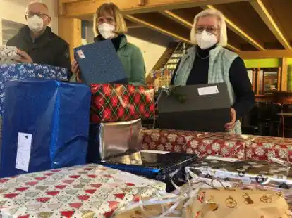 Haben am Freitag zahlreiche P&auml;ckchen verteilt: Folkert Folkerts, Regina Bunger und Maria Brinkmann