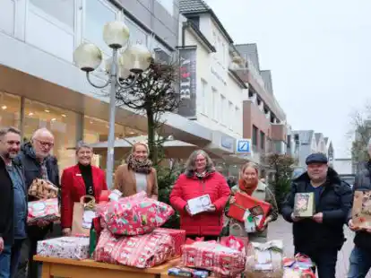 Die Wunschkugel-Aktion des Cloppenburg Marketing ist nun zu Ende gegangen. So k&ouml;nnen p&uuml;nktlich zum Fest die Geschenke &uuml;berreicht werden.