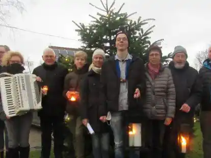 Friedenslichtstationen 2021 am 4. Advent im Wangerland mit dem VCP Stamm Franziskus aus Wiefels: Familie Harms Jan&szlig;en aus Mederns baute eine eigne Kerze mit festem Platz am Kreuz auf dem Friedhof vor Ort.  Auch im Groden wurde das Licht geholt. Ingo Schild holte es mit  seinen Kindern per Trecker im Javenloch. In Westrum zur sp&auml;ten Stunde wurde das Licht auch geholt.80 Konfirmanden aus dem Wangerland und Jever holten sich das Licht bei einem Jugendgottesdienst in der Stadtkirche Jever. Auch die  Klasse 5a der  Oberschule Hohenkirchen hatte ihren Friedenslichttag mit Diakon Eilts am letzten Mittwoch in der Gaukirche.