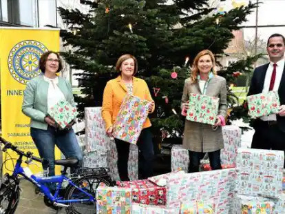 Wollen Kinderaugen zum Leuchten bringen: Andrea Schl&auml;rmann (von links), Helga Ellert, Anja Gausepohl und Kristian Kater