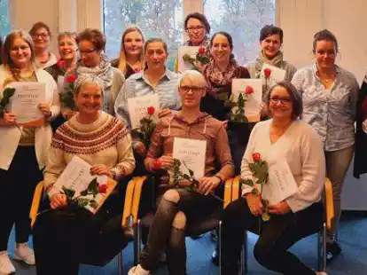 Gl&uuml;ckw&uuml;nsche an erfolgreiche Absolventen: Fachkr&auml;fte haben sich f&uuml;r Palliativ Care qualifiziert. Alle Teilnehmer waren bei der Abschlussveranstaltung geimpft oder genesen.