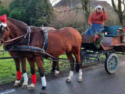 Trotz der Pandemie konnte in diesem Jahr wieder das traditionelle Weihnachtsmann-Gespann am dritten Advent durch Leybuchtpolder fahren &ndash; er sammelt W&uuml;nsche von Kindern ein und verteilt S&uuml;&szlig;es.
