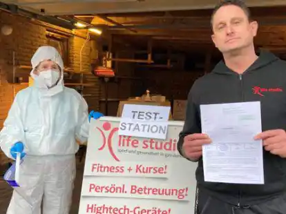 Danny Gierden und seine Mutter Erika Gierden bieten beim Life-Studio im Ganderkeseer Gewerbegebiet Corona-Schnelltests an &ndash; auch an den Feiertagen.