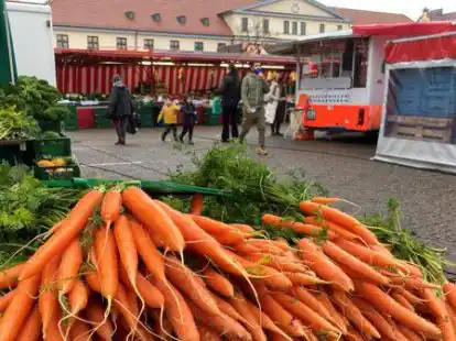 Frische M&ouml;hren am Dienstag auf dem Pferdemarkt: Die meisten Wochenmarktbeschicker kommen au&szlig;er bei extremsten Bedingungen bei jedem Wetter in die Stadt.