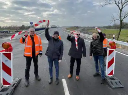 Frieslands Leiter der Stra&szlig;enverkehrsbeh&ouml;rde Thorsten Hinrichs, Landrat Sven Ambrosy, B&uuml;rgermeister Stephan Eiklenborg und Bahn-Projektleiter Frank Heuermann (von links) haben am Mittwoch die auf 980 Metern L&auml;nge erneuerte und &uuml;ber die Bahngleise f&uuml;hrende K 312 freigegeben.