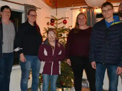 Freuen sich gemeinsam &uuml;ber die gro&szlig;z&uuml;gige  Spende: (von links) Tanja Hofer, Bianca Fahrenhorst, Lina Hofer, Claudia Gerdes, Fynn Hofer und Tim Efing